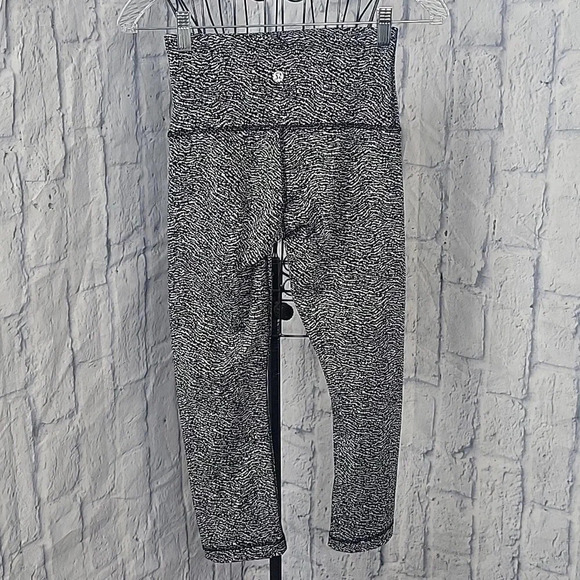 LULULEMON Align High Rise Crop Black and White Leggins Size 4 - Picture 7 of 7